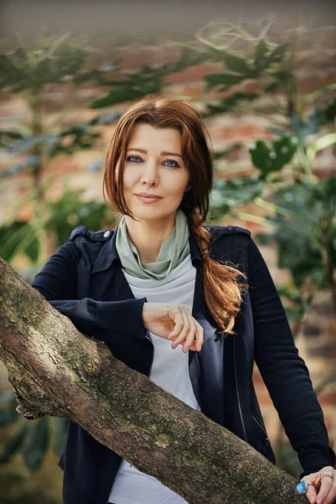 Headshot of Elif Shafak.