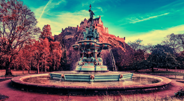 Image of fountain at Princes St Gardens in Edinburgh, with a view of the Edinburgh Castle